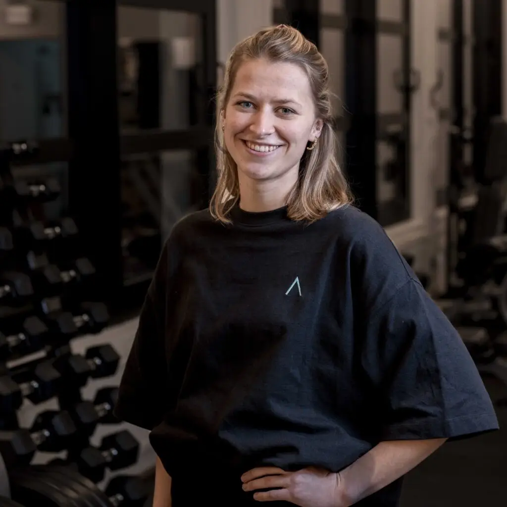 Portrait photo of physiotherapist Laure in exercise area